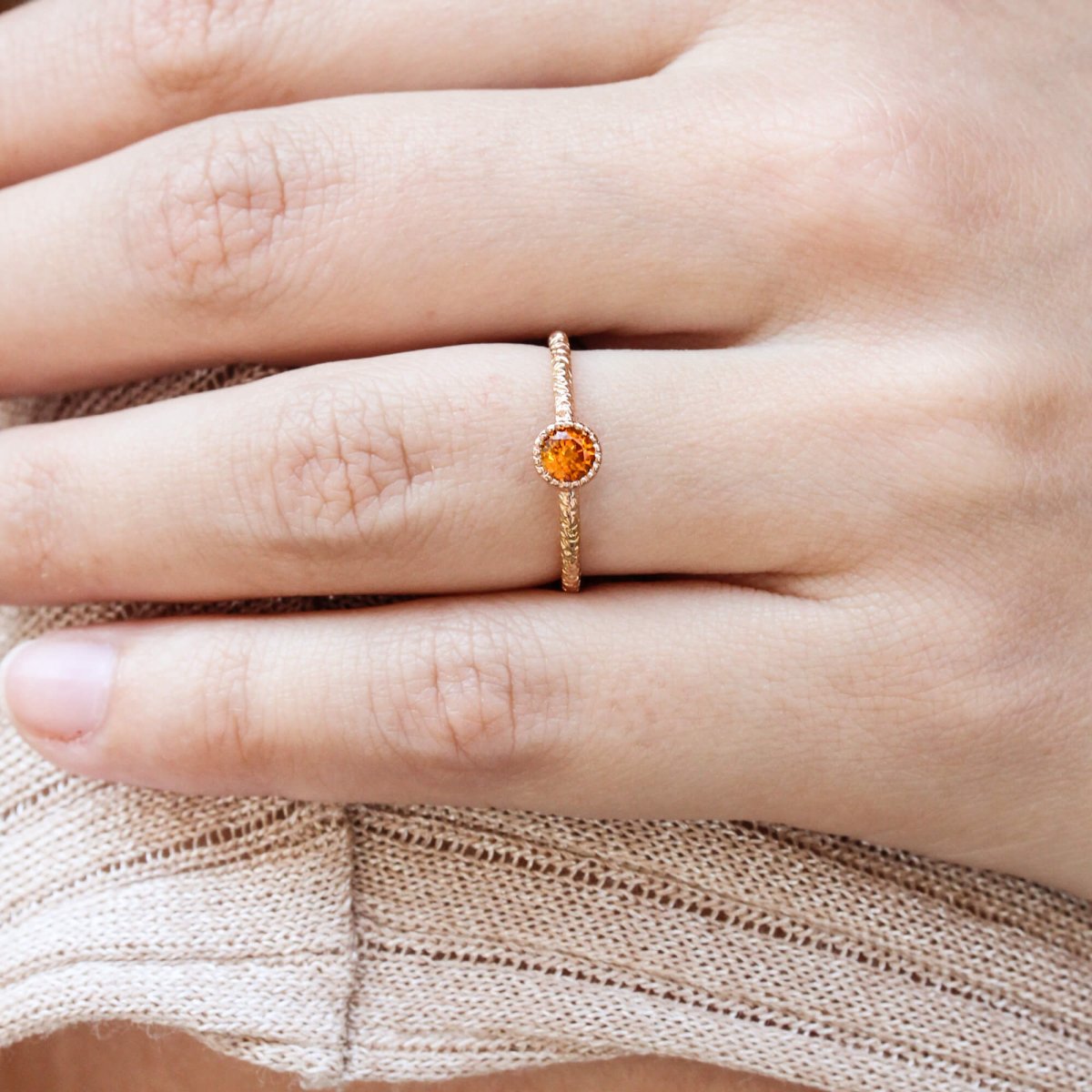 Bague artisanale en or rouge 18 carats Fairmined, ornée d'un saphir.