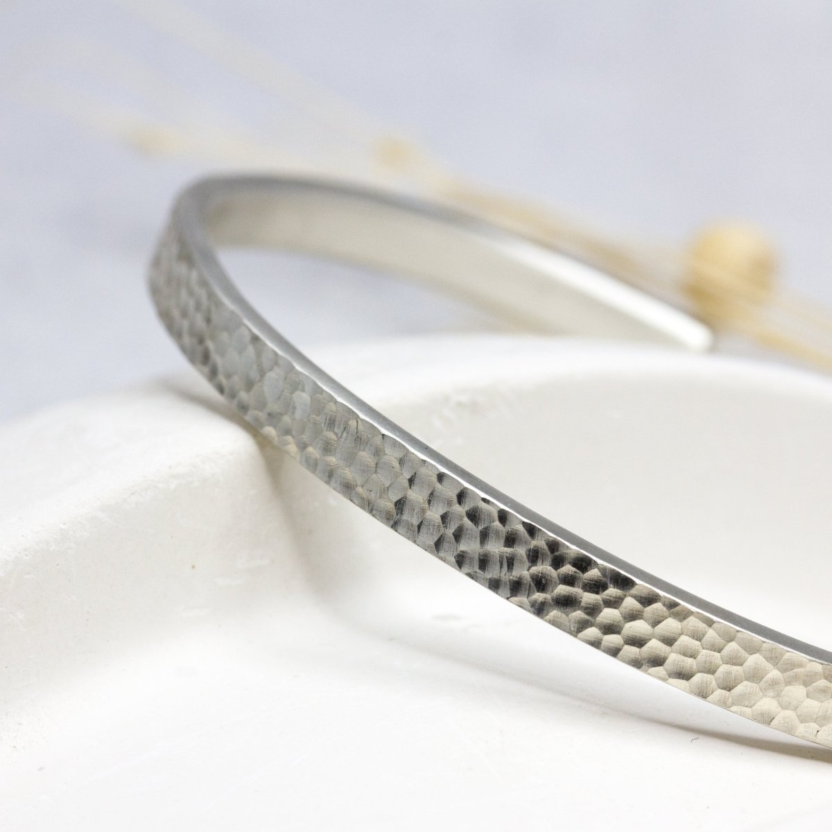 Manchette texturée à la main en argent éthique.