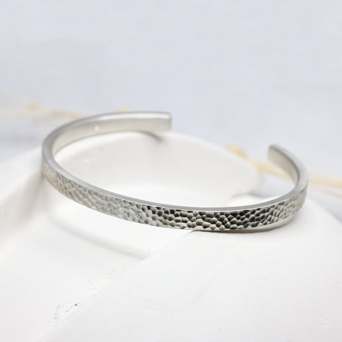 Manchette en argent texturée.