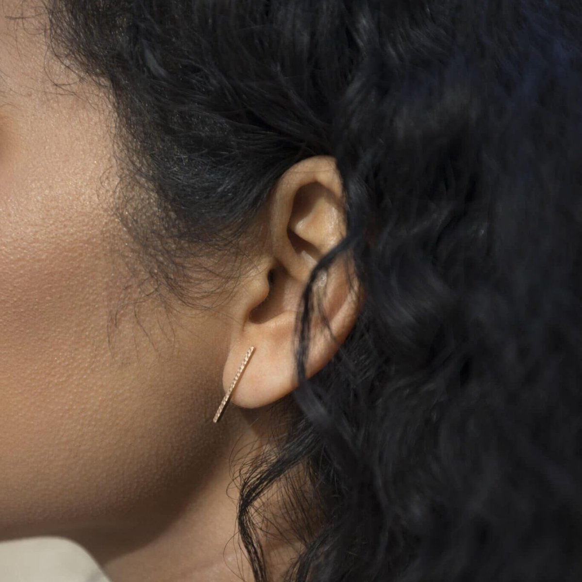 Boucles d'oreille Intiraymi Sarita portées et réalisées en or rose-champagne 18 carats Fairmined à Paris