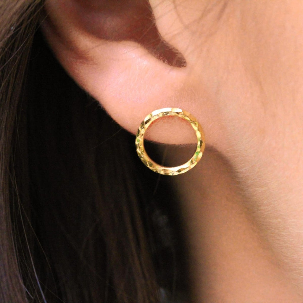 Boucles d'oreille Cercle Sarita façonnées en or jaune 18 carats Fairmined à Paris