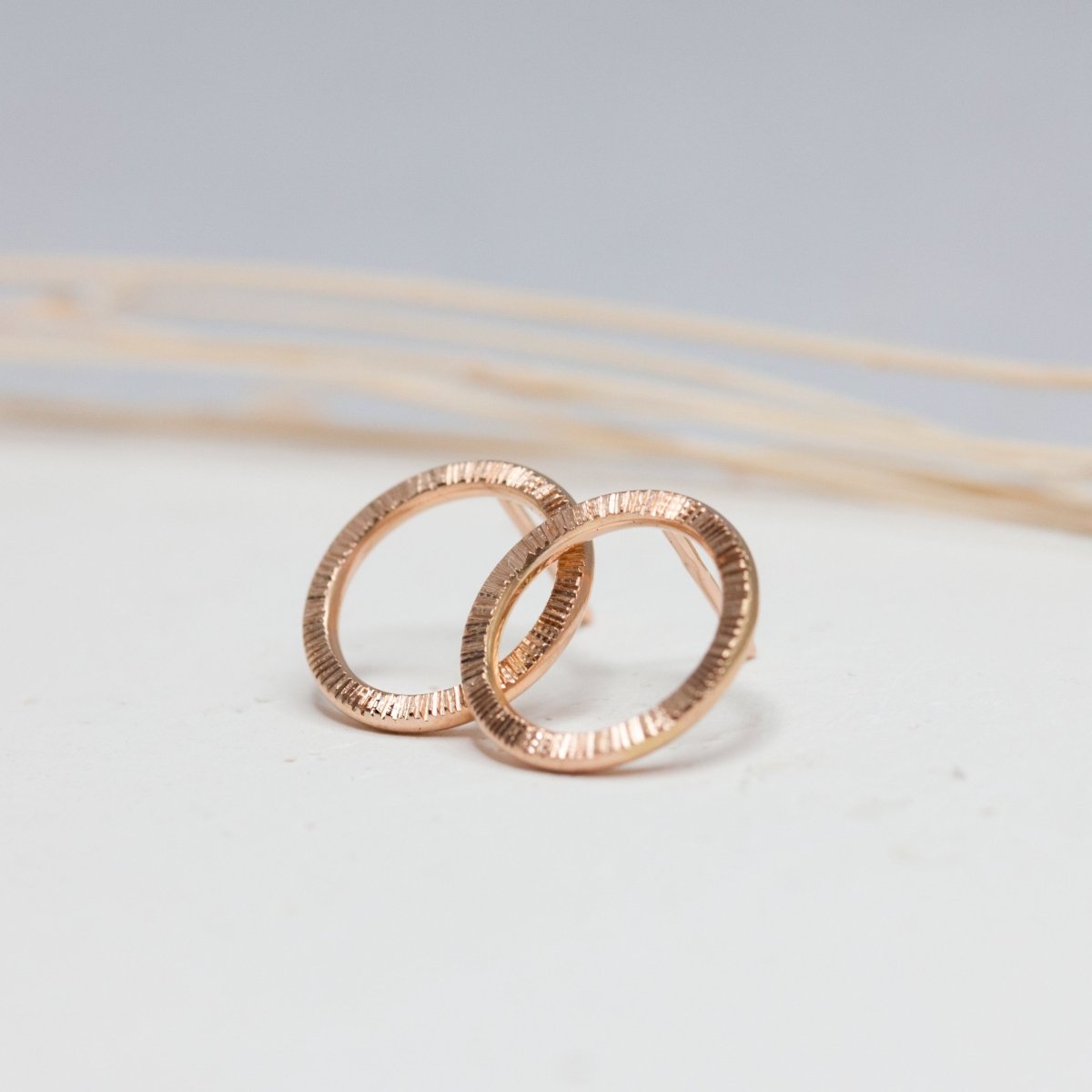 Boucles d'oreille Cercle Isandre réalisées en or rouge 18 carats Fairmined à Paris