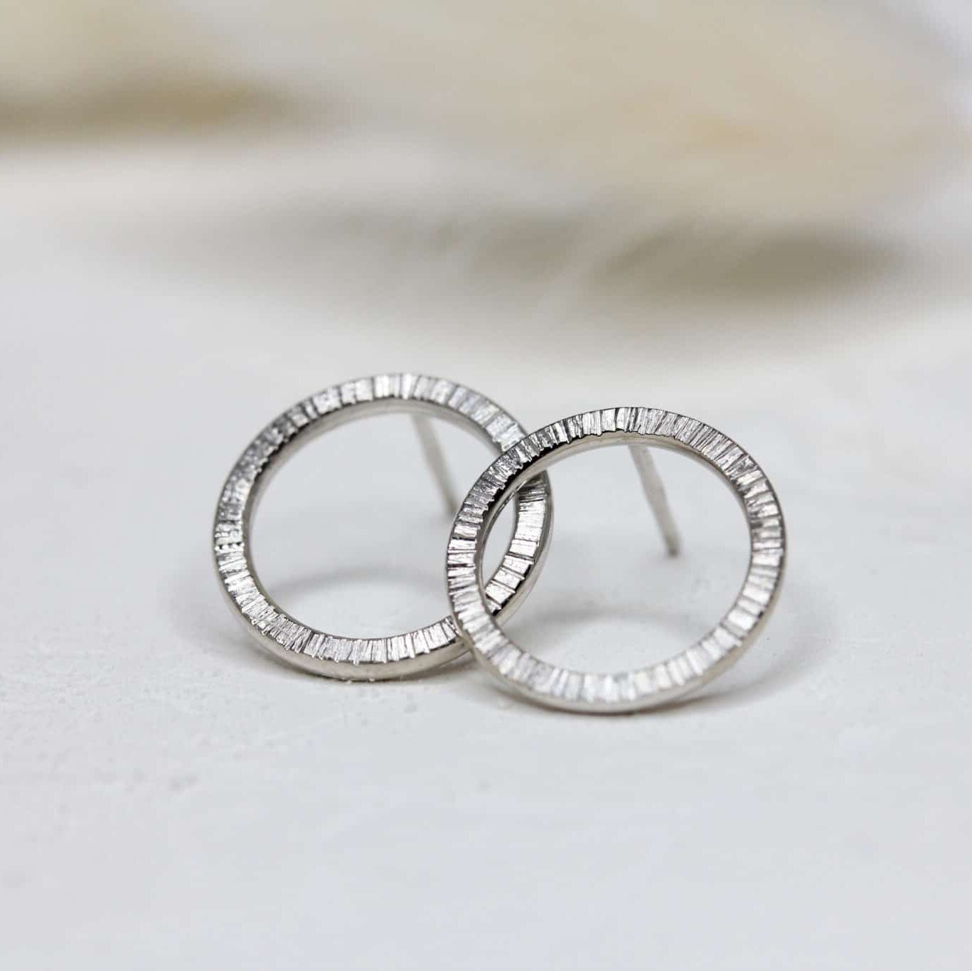 Boucles d'oreille Cercle Isandre réalisées en or blanc 18 carats Fairmined à Paris