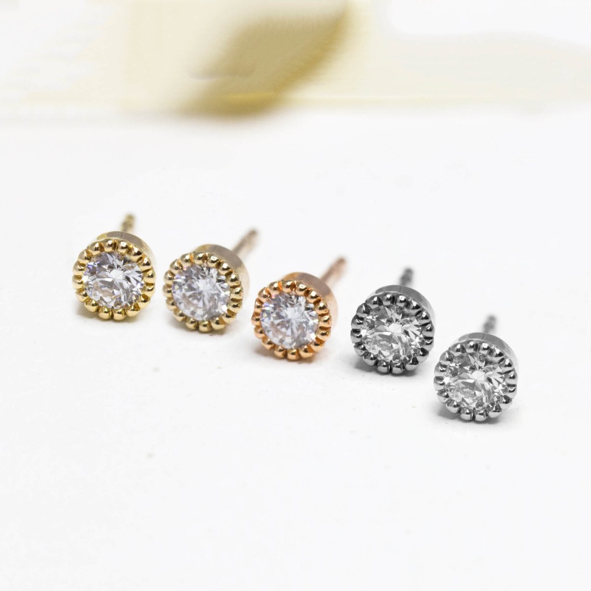 Boucles d'oreille vintage en or et diamant de laboratoire.