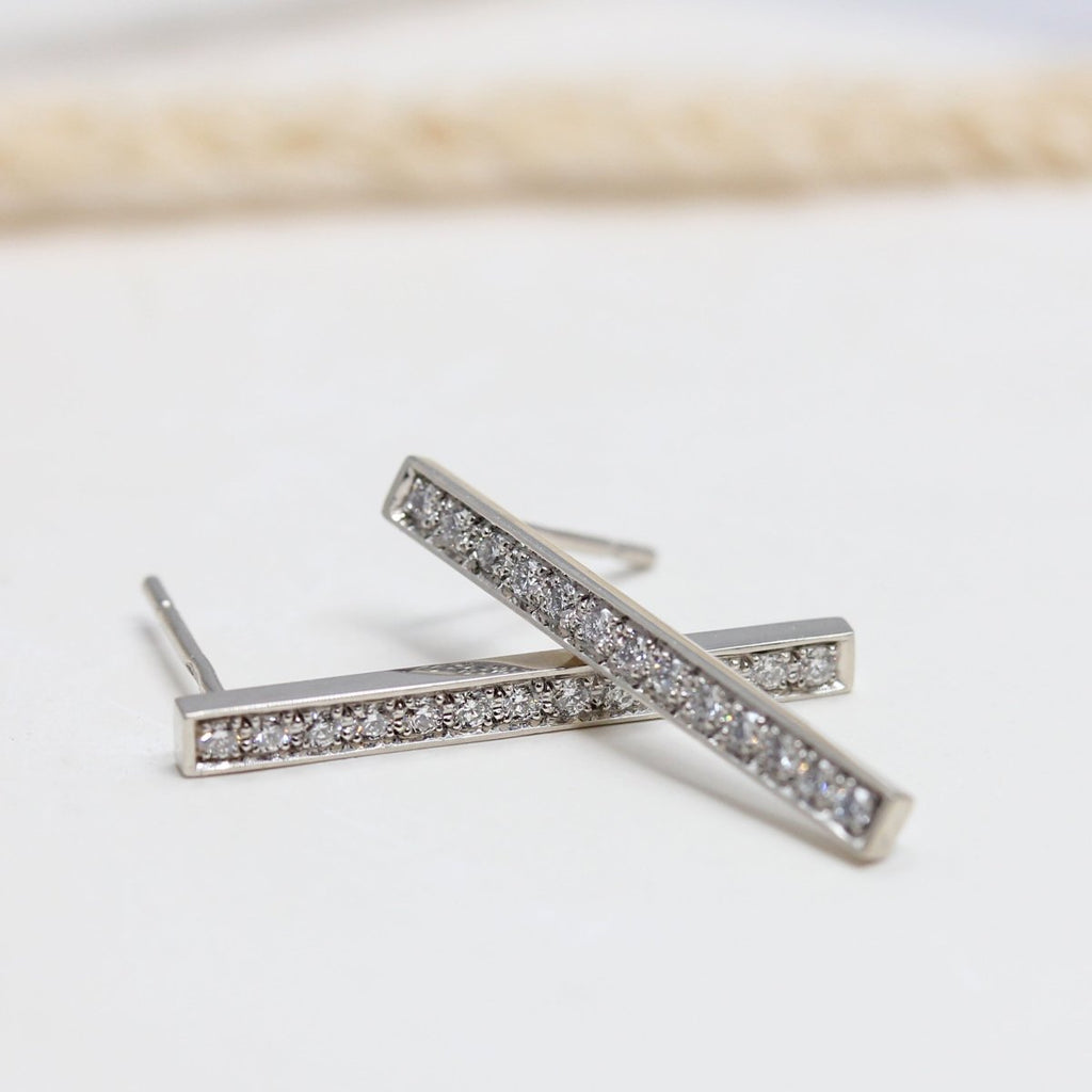 Boucles d'oreille diamants or blanc 18 carats Fairmined Intiraymi Paris, tréalisées dans notre atelier de joaillerie artisanale