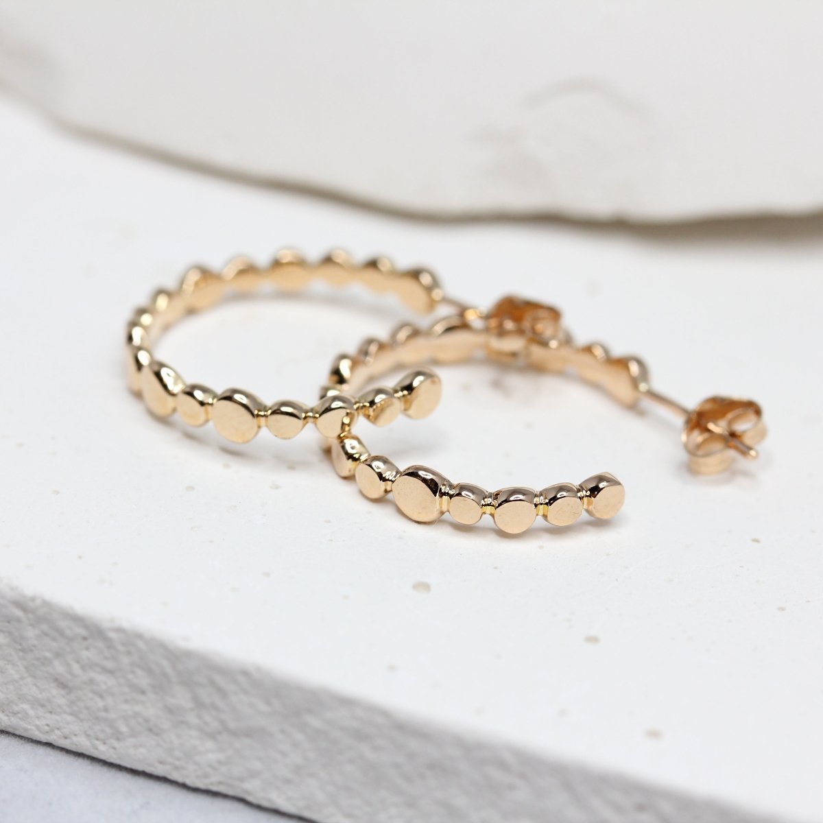 Boucles d'oreille Créoles Pépites en or rose-champagne façonnées dans notre atelier de joaillerie à Paris