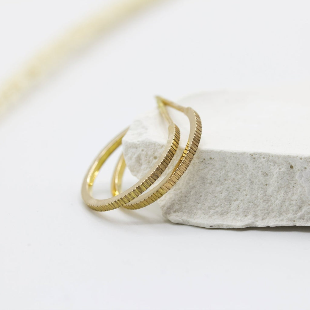 Boucles d'oreille Cléo Isandre façonnées en or jaune 18 carats Fairmined à Paris