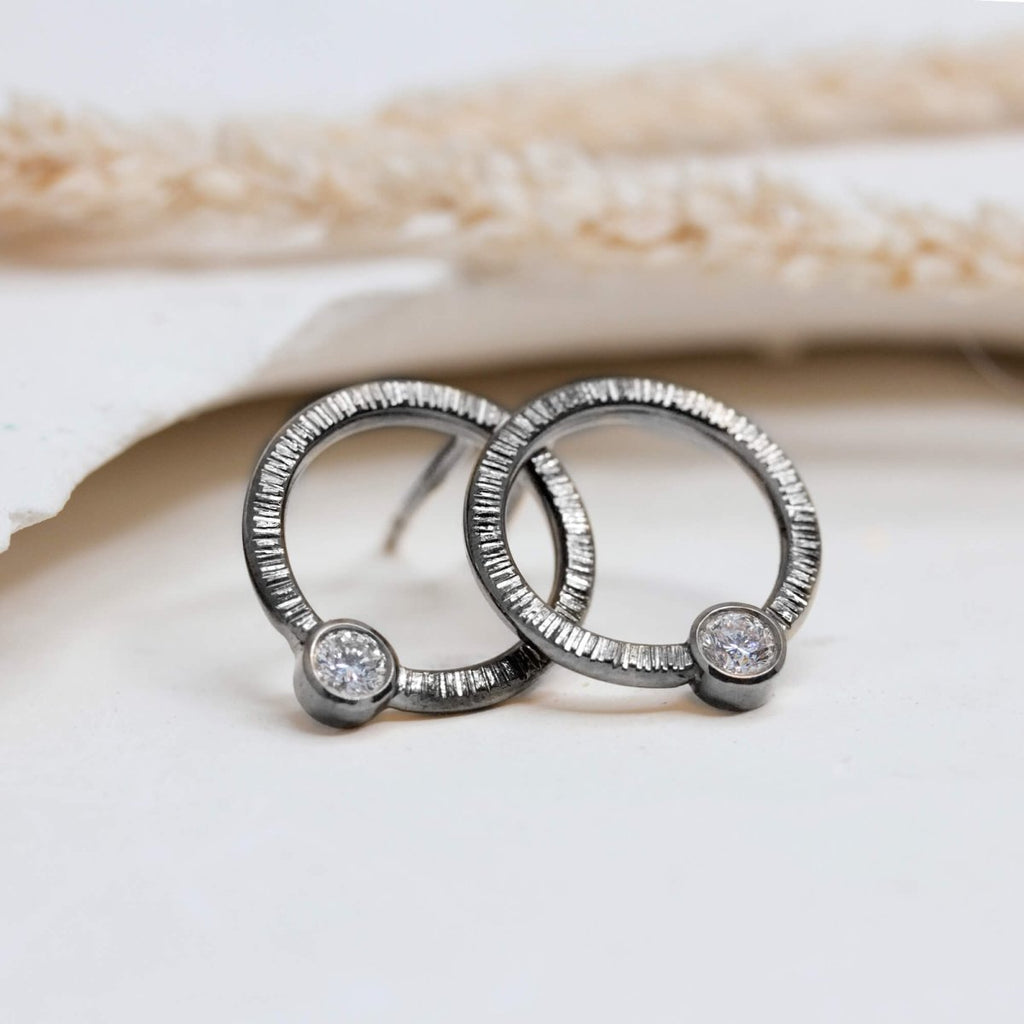Boucles d'oreille en or gris palladié et ornées de deux diamants de synthèse. Fabrication artisanale et française