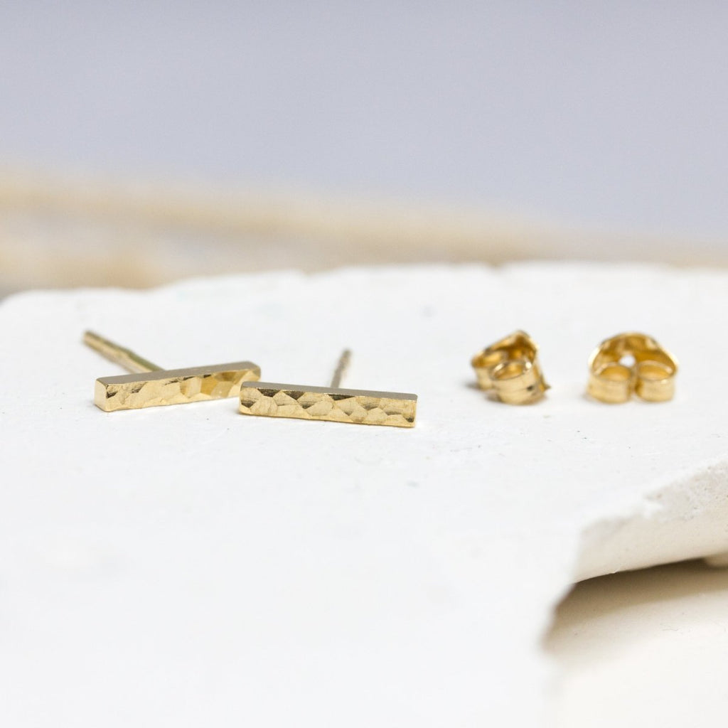Boucles d'oreille en or équitable Fairmined, fines et intemporelles fabriquées à Paris