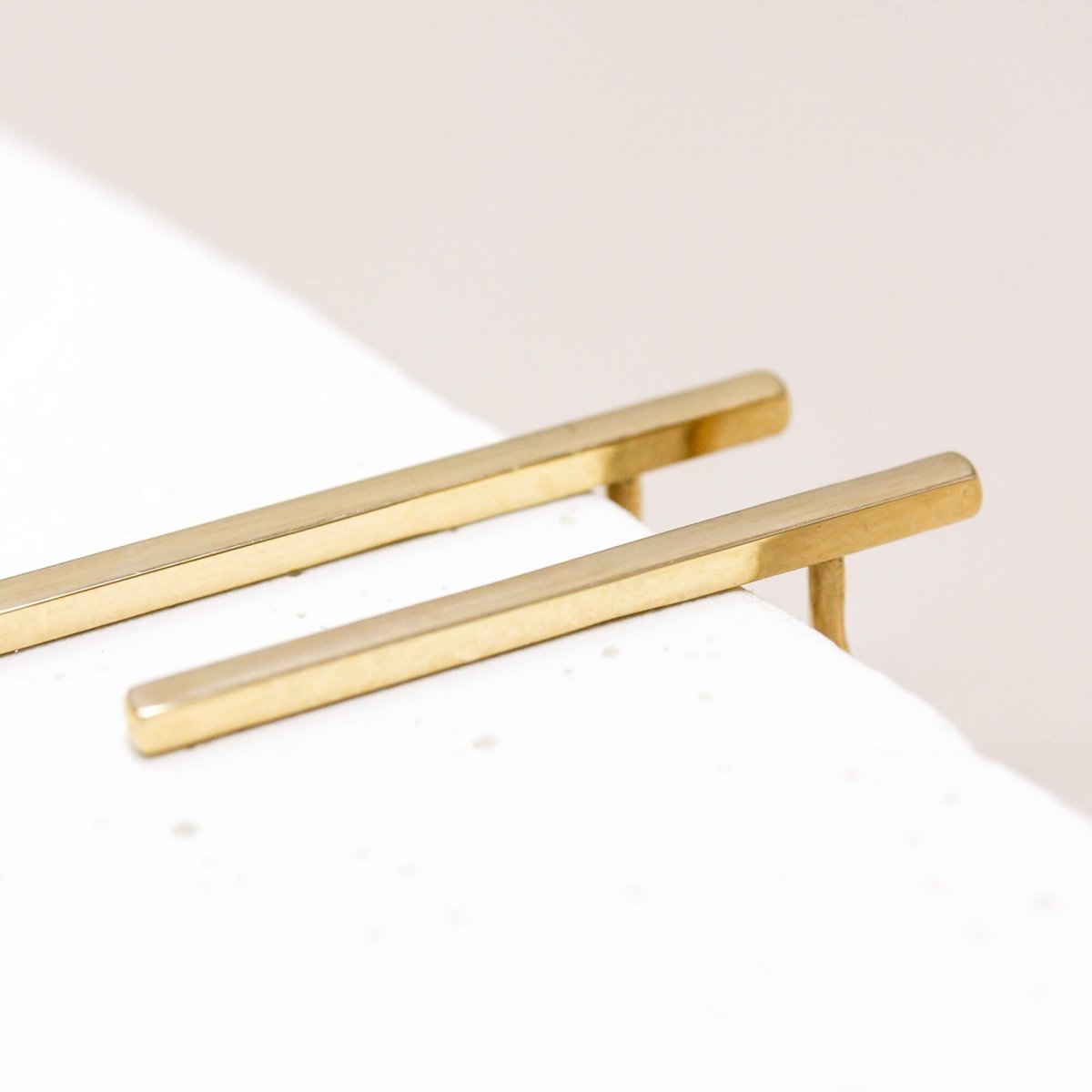 Paire de boucles d'oreille en or jaune 18 carats.