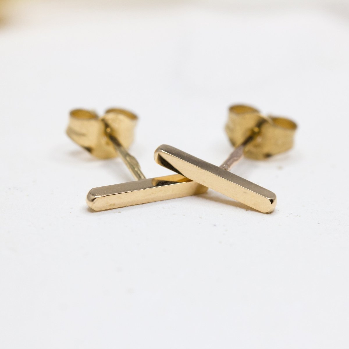 Boucles d'oreille mini Intiraymi en or rose-champagne 18 carats Fairmined. Ce sont de fins traits d'or, simples et élégants à la fois