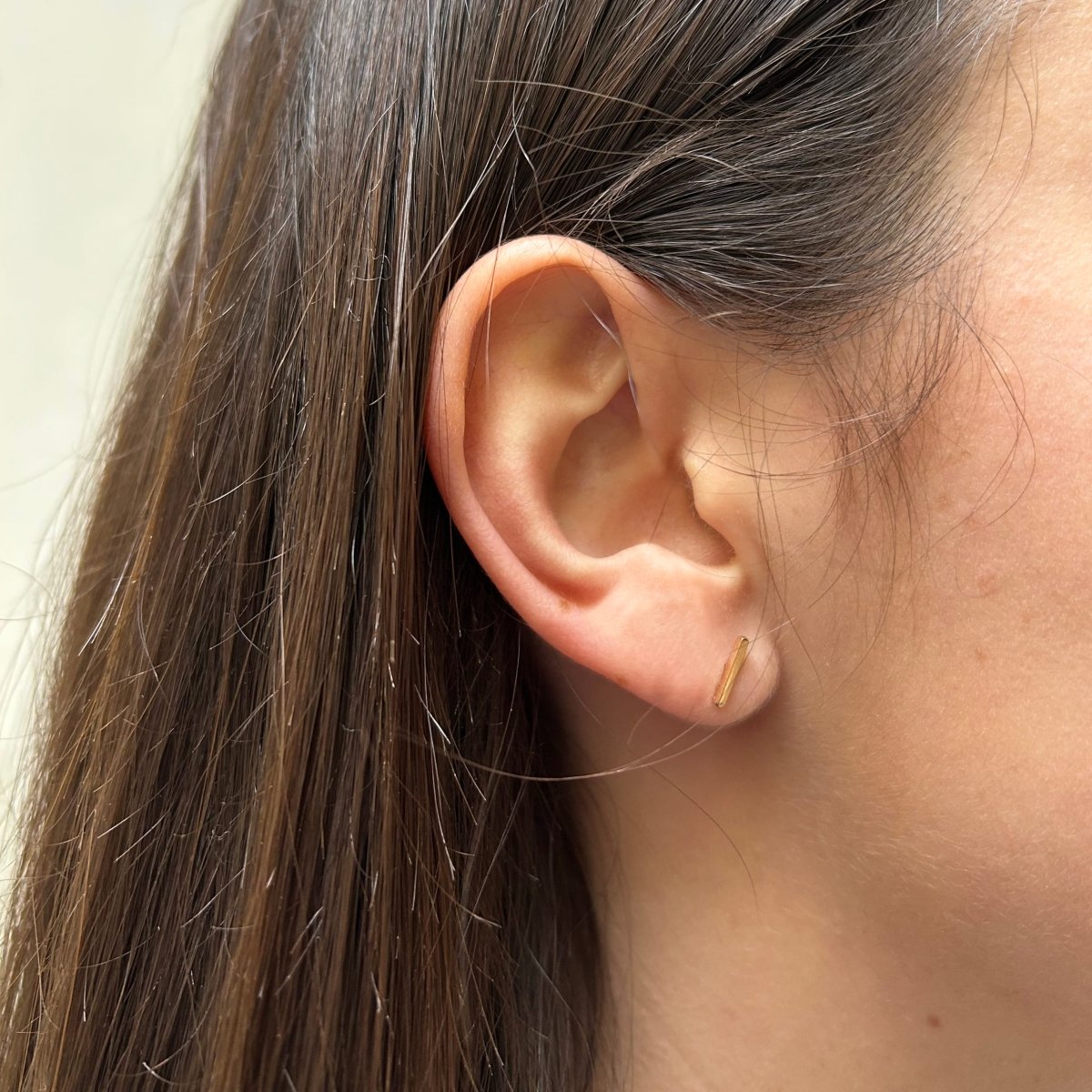 Boucles d'oreille Intiraymi en or jaune 18 carats Fairmined. Fines tiges en or.