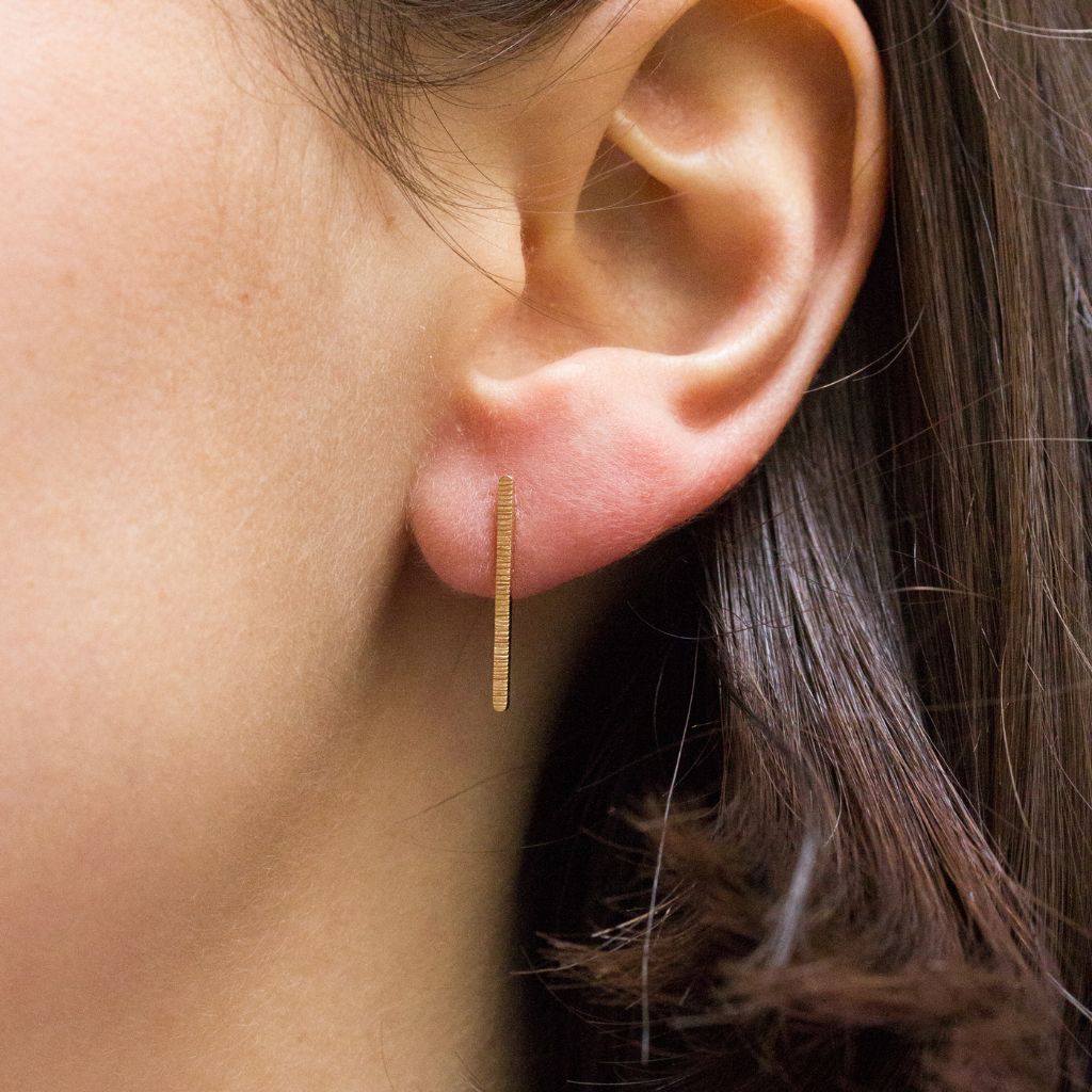 Boucles d'oreille éthique en or 18 carats Fairmined réalisées à Paris dans notre atelier de joaillerie.