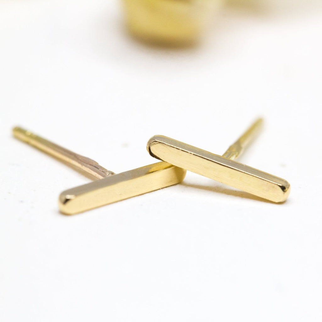 Boucles d'oreille mini Intiraymi en or jaune 18 carats Fairmined. Ce sont de fins traits d'or, classiques et élégants.