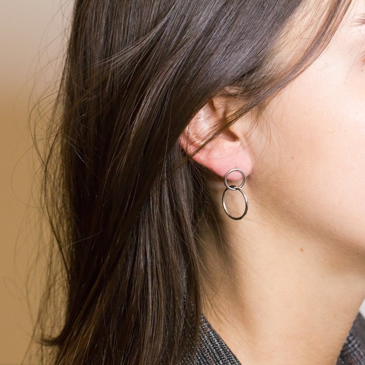 Boucles d'oreille originales cercle facette or Fairmined gris palladié, made in Paris