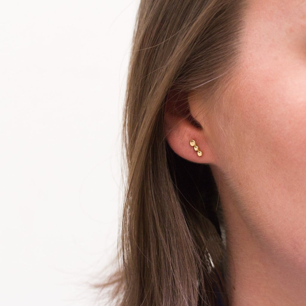 Boucles d'oreille originales en or 18 carats Fairmined, fabriquées à Paris dans notre atelier de joaillerie éthique.