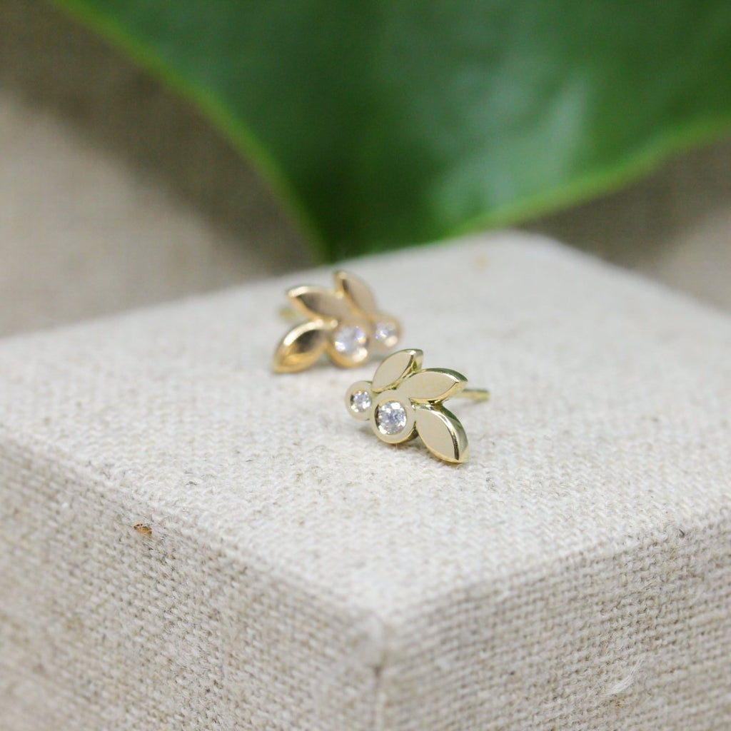 Boucles d'oreille originales diamant en or jaune 18 carats Fairmined, fabriquées à la main par les joailliers de Paulette à Bicyclette à Paris.