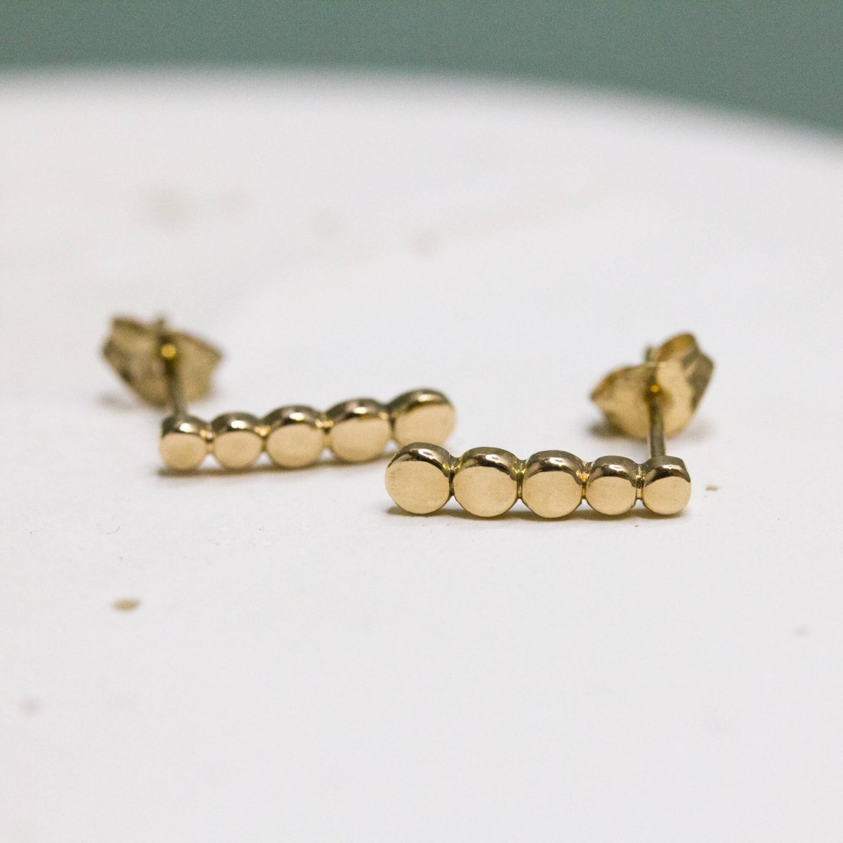 Boucles d'oreille en or jaune 18 carats Fairmined fabriquées artisanalement.