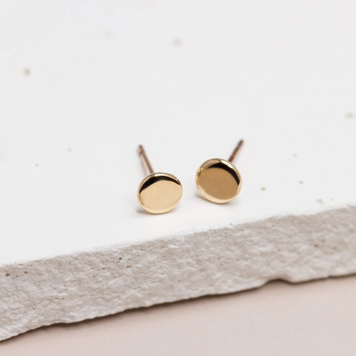 Puces d'oreilles fines éthiques en or rose équitable Fairmined. Fabrication artisanale française.