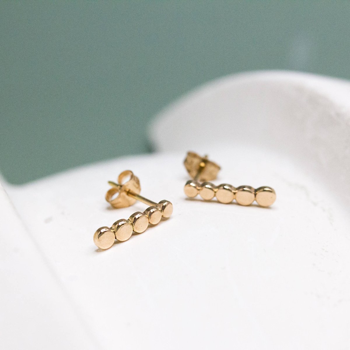 Boucles d'oreille avec 5 pépites d'or en or rose-champagne 18 carats.