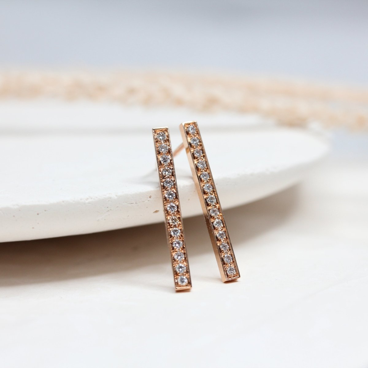 Boucles d'oreille diamant en or rouge Fairmined. Fabrication artisanale et joaillerie éthique à Paris.