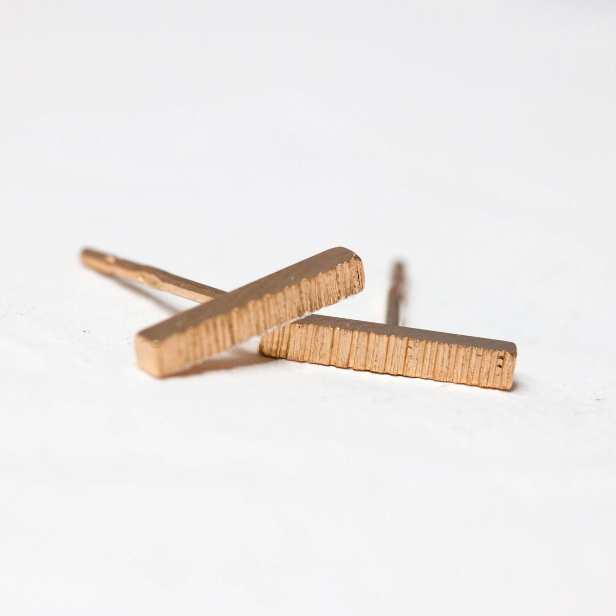 Piercing d'oreille fin et original en or rouge éco-responsable, fabriqués à Paris dans notre atelier de joaillerie français.