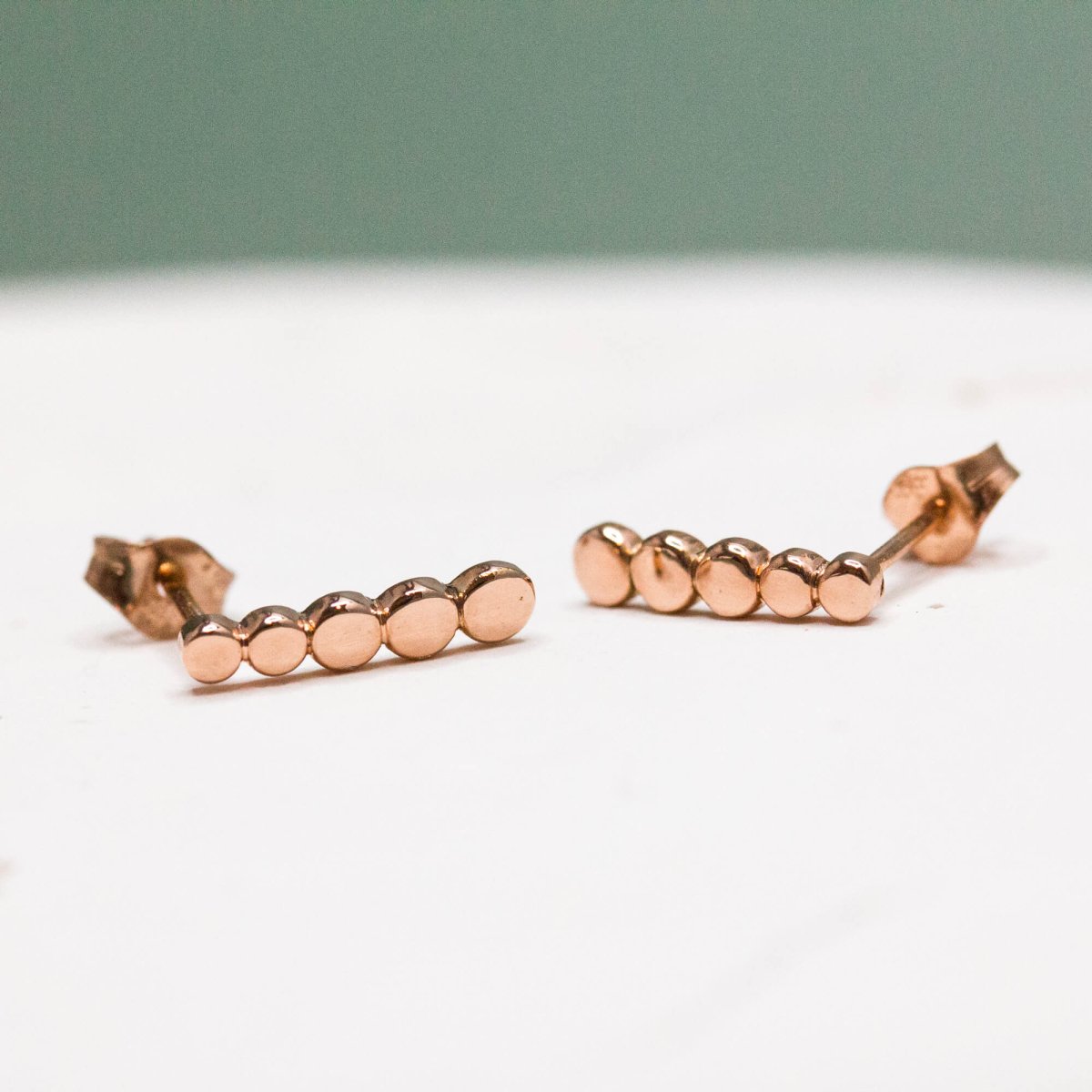 Boucles d'oreille originales en or rouge 18 carats.