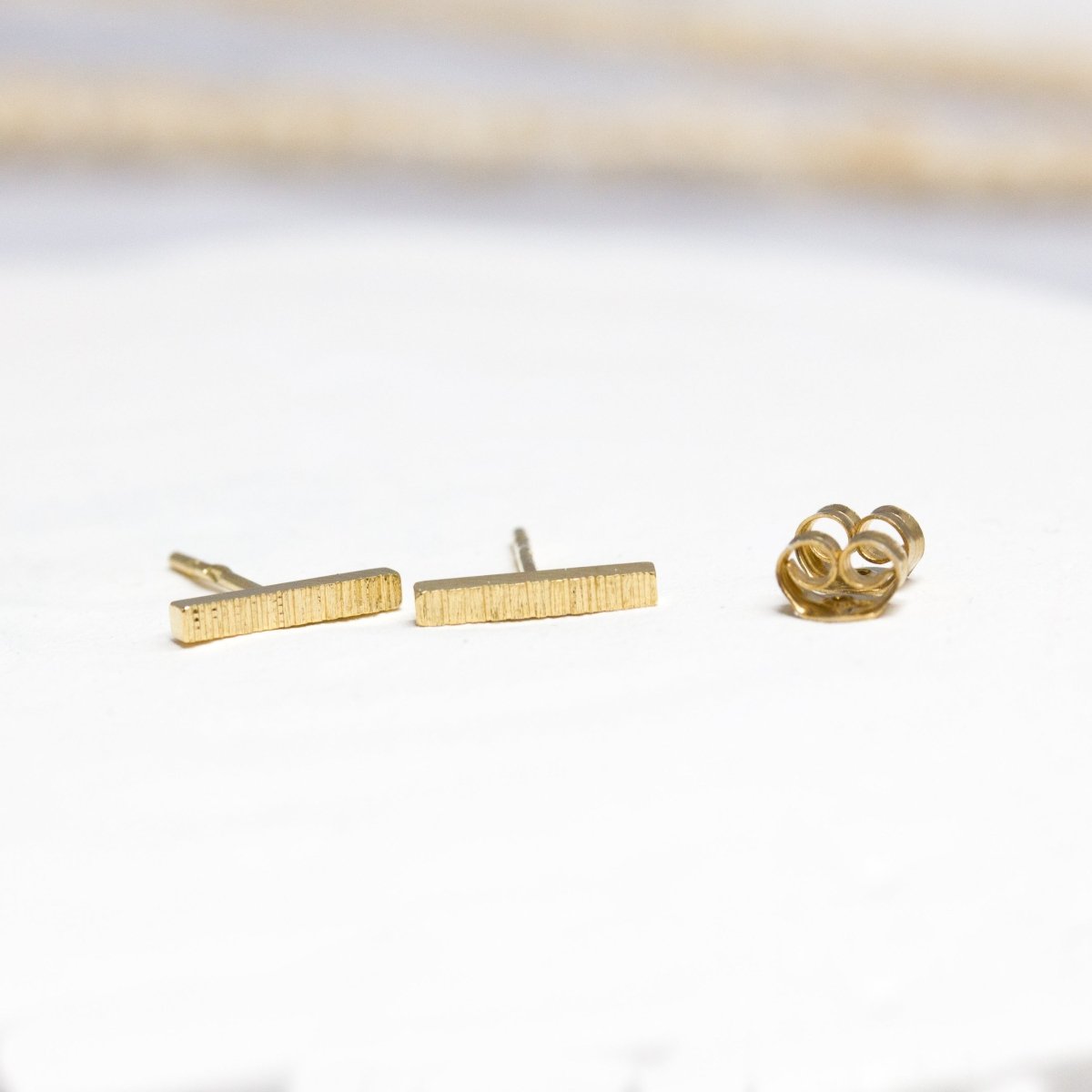 Boucles d'oreille originales en or équitable Fairmined, fabriquées artisanalement à Paris.