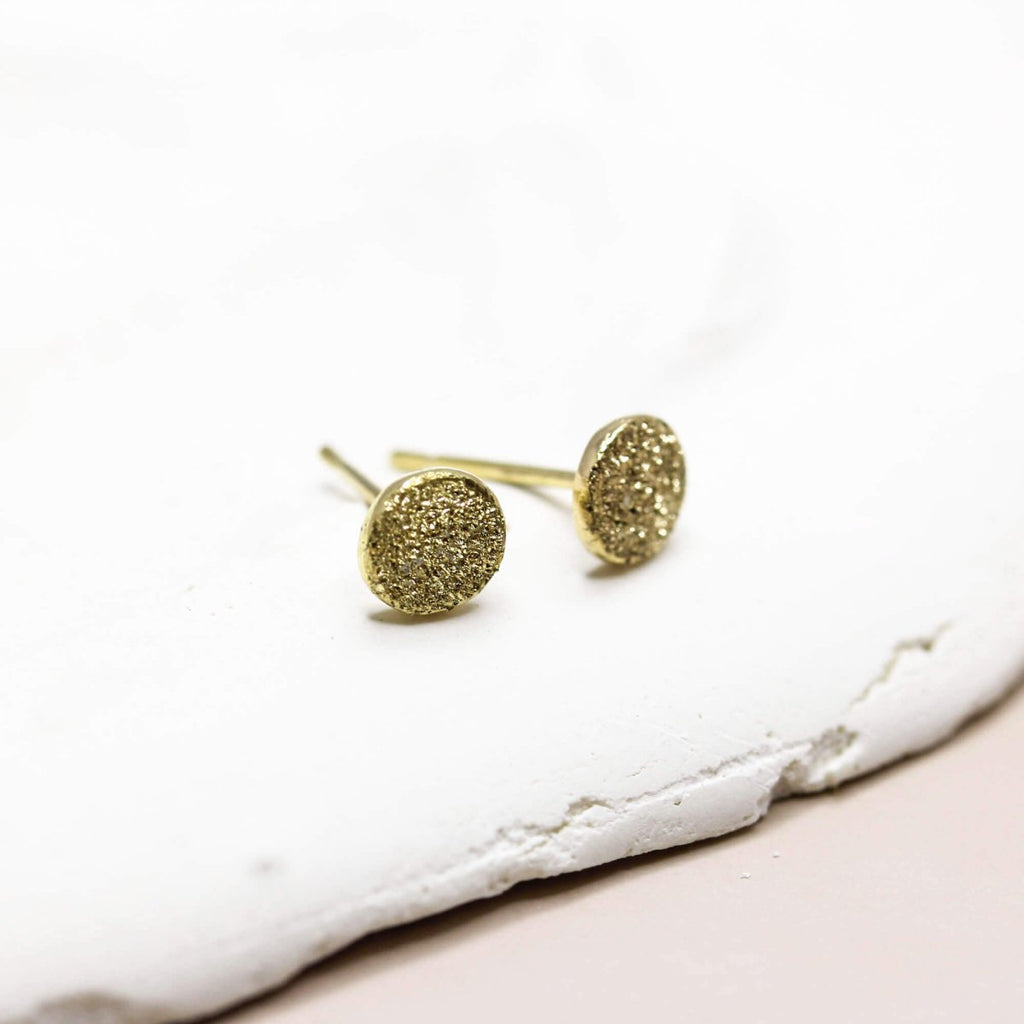 Boucles d'oreilles fines éco-responsables en or jaune 18 carats Fairmined. Fabriquées à Paris dans notre atelier de joaillerie.