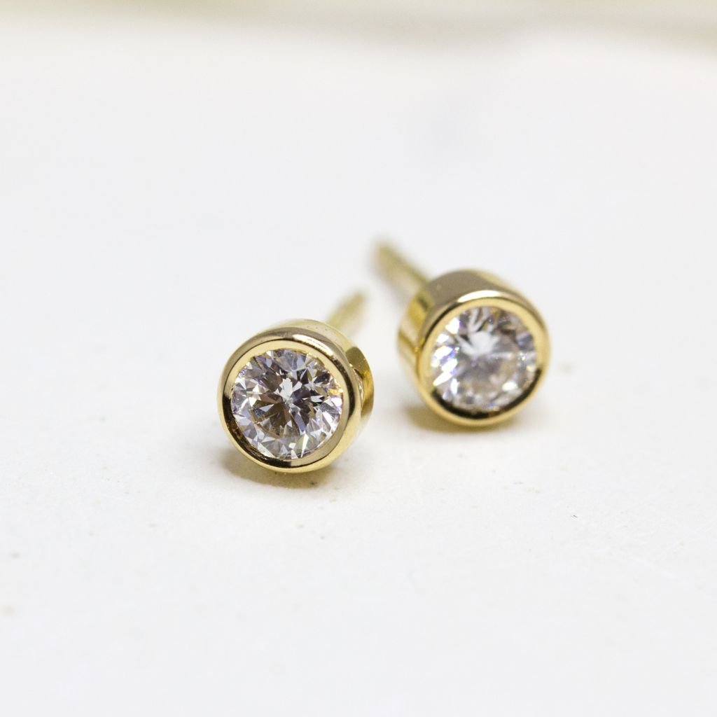 Boucles d'oreille Solférine en or jaune 18 carats Fairmined. Les deux diamants de synthèse sont enserrés par un serti clos.