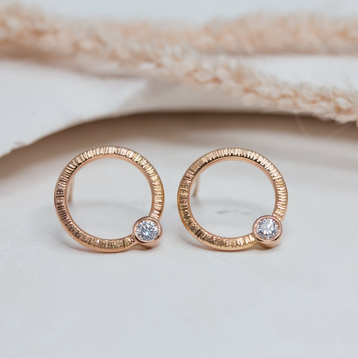 Boucles d'oreille diamants synthèse or rouge équitable Fairmined, façonnées à Paris