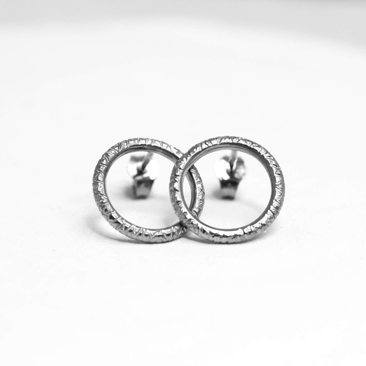 Boucles d'oreilles en or gris palladié 18 carats Fairmined réalisées à Paris dans notre atelier de joaillerie éthique.