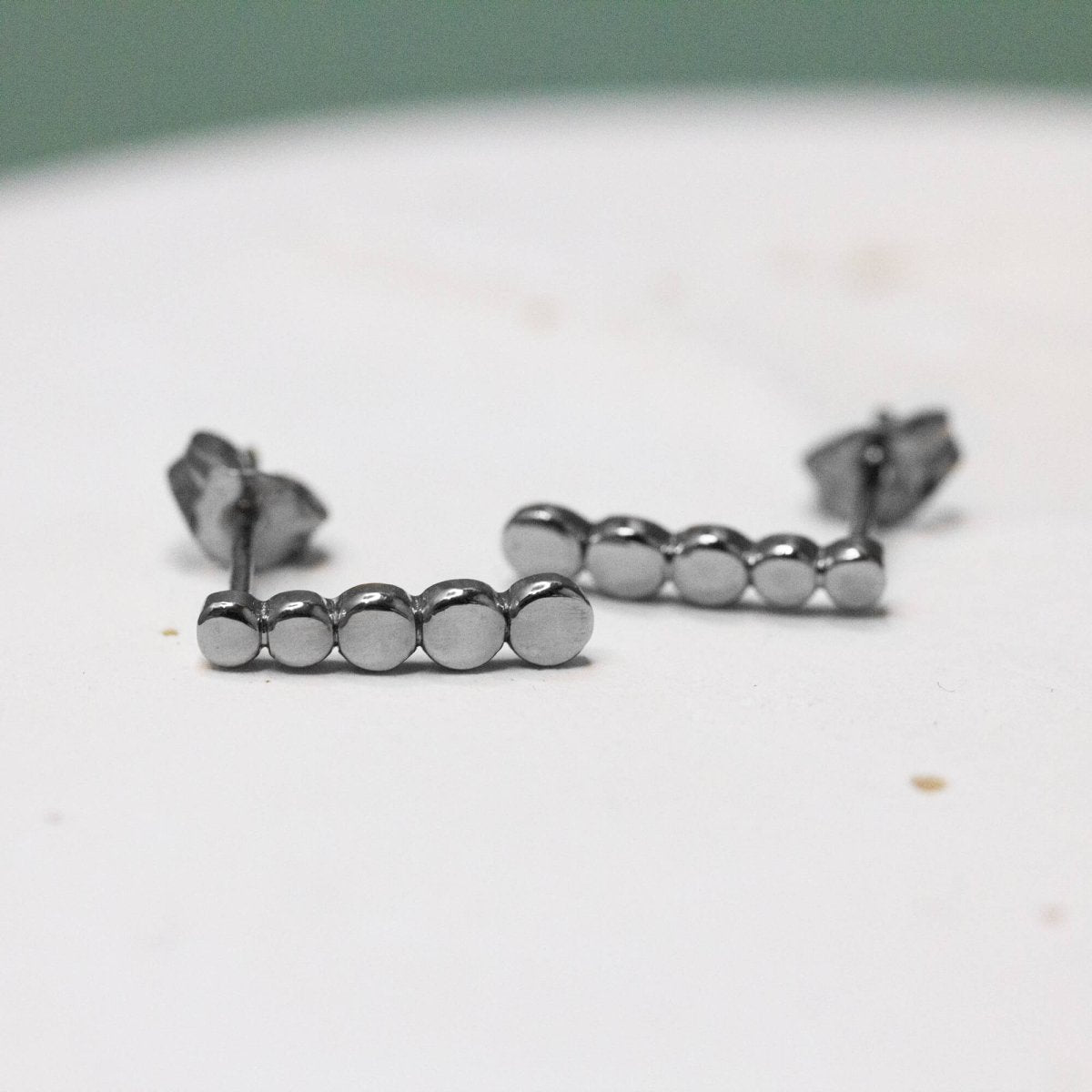 Boucles d'oreille artisanales en or gris palladié 18 carats.