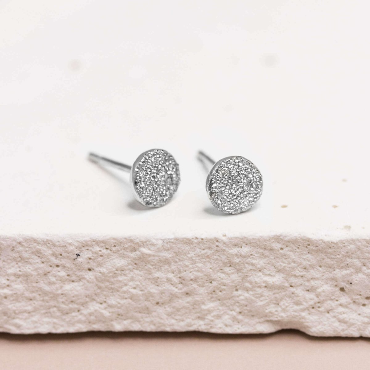 Puces d'oreilles en or blanc équitable Fairmined. Fabrication artisanale à Paris dans notre atelier de joaillerie.