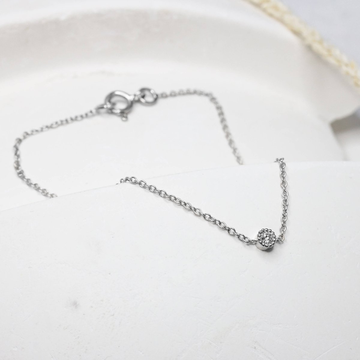 Bracelet chaîne orné d'un diamant en or blanc 18 carats Fairmined, réalisé à Paris dans notre atelier de joaillerie.