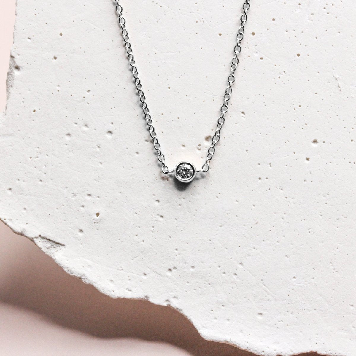 Bracelet éco-responsable en or blanc Fairmined et orné d'un diamant de synthèse. Fabrication artisanale à Paris.