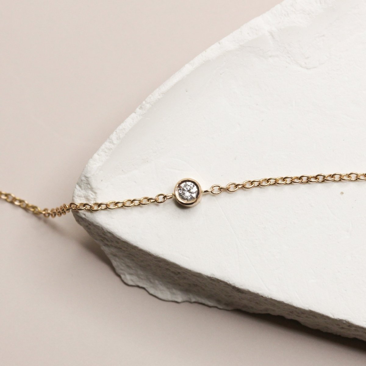 Bracelet en or rose et orné d'un diamant de synthèse. Fabrication artisanale à Paris.