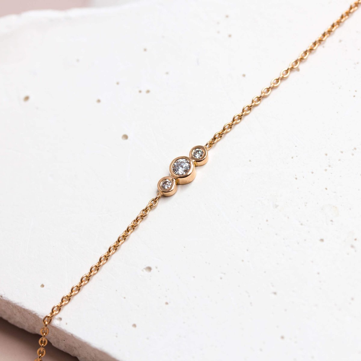 Bracelet en or rouge orné de 3 diamants de synthèse fabriqué artisanalement à Paris.