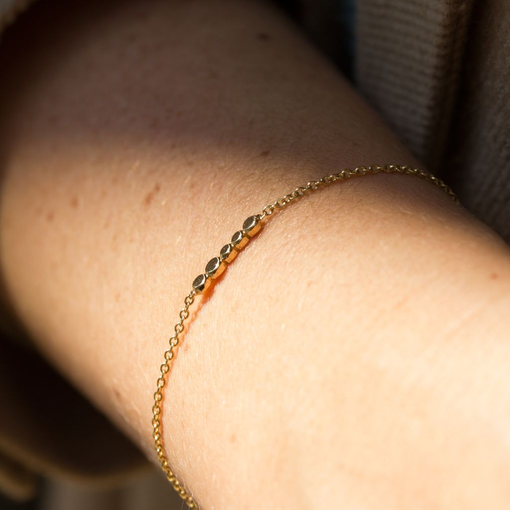 Bracelet en or équitable orné de 5 pépites d'or.