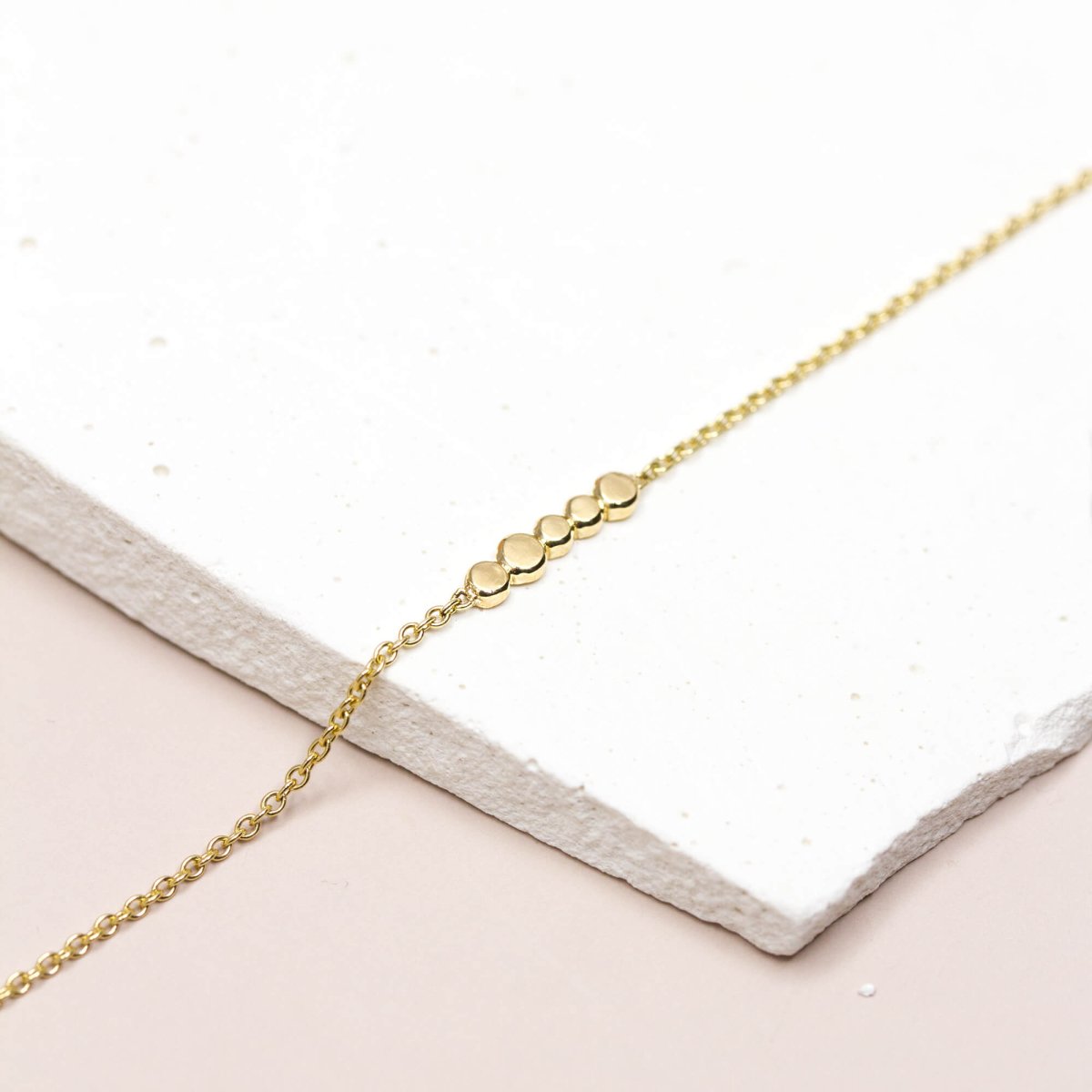 Bracelet en or jaune 18 carats Fairmined orné de 5 pépites.