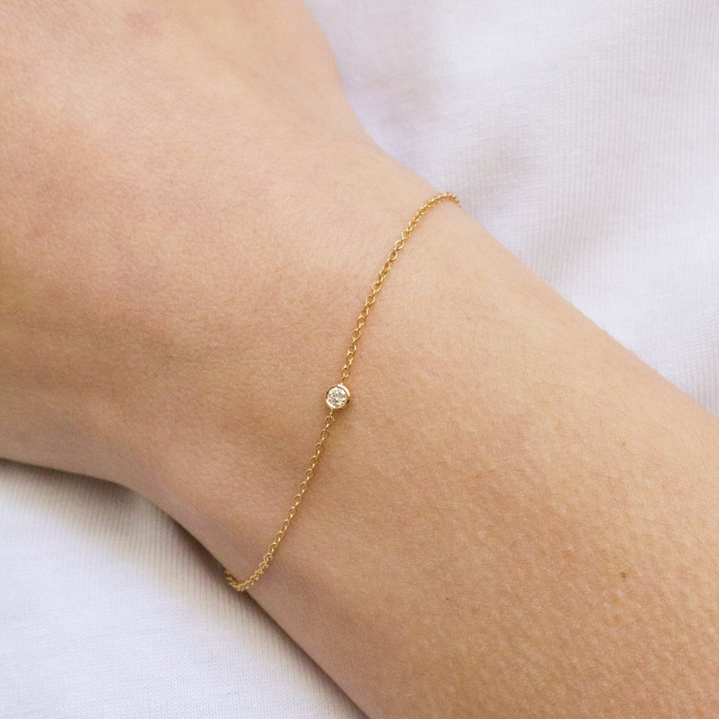 Bracelet personnalisé en or rose et orné d'un diamant de synthèse. Fabrication artisanale à Paris.