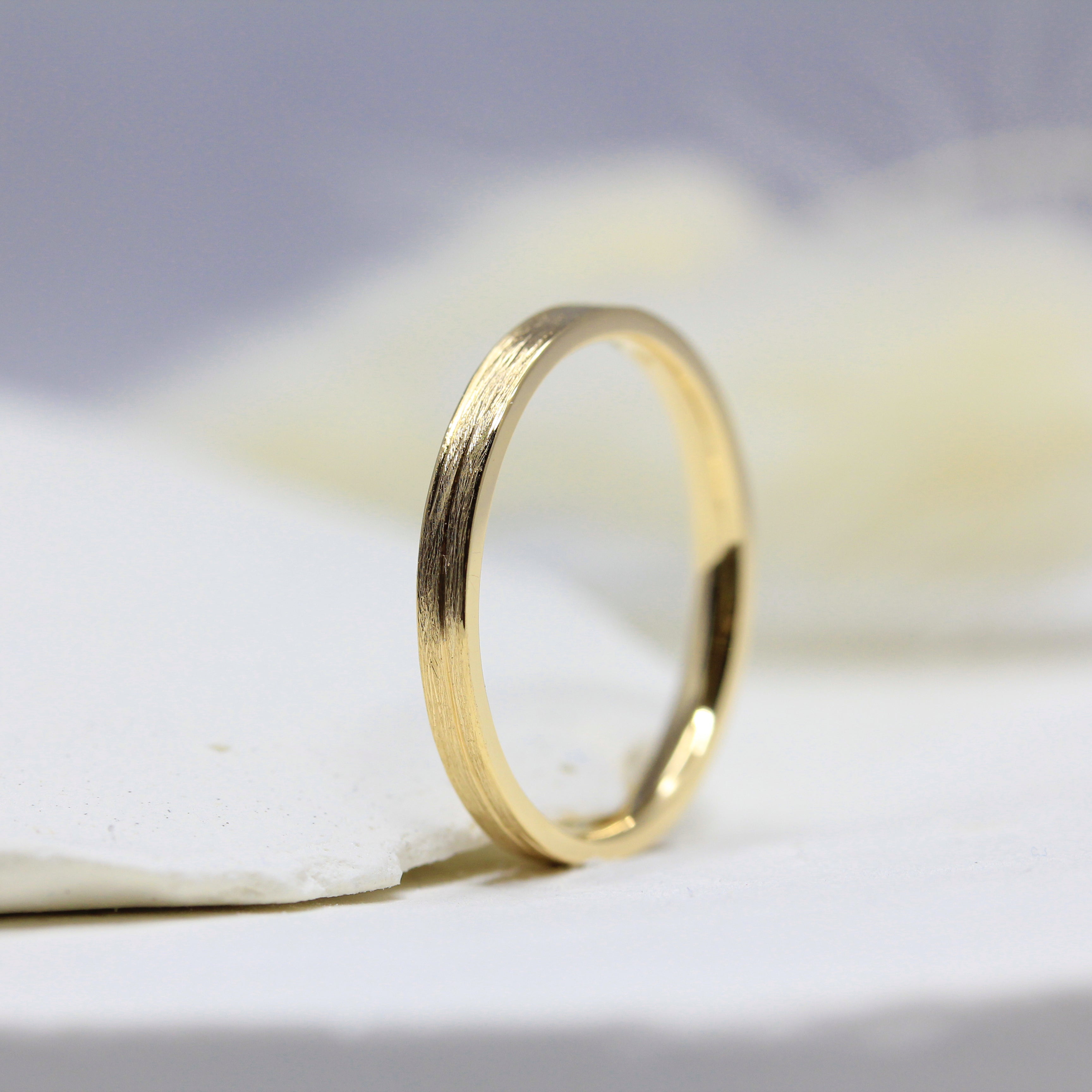 Alliance Casildée - ruban 2 mm réalisée en or jaune 18 carats Fairmined à Paris