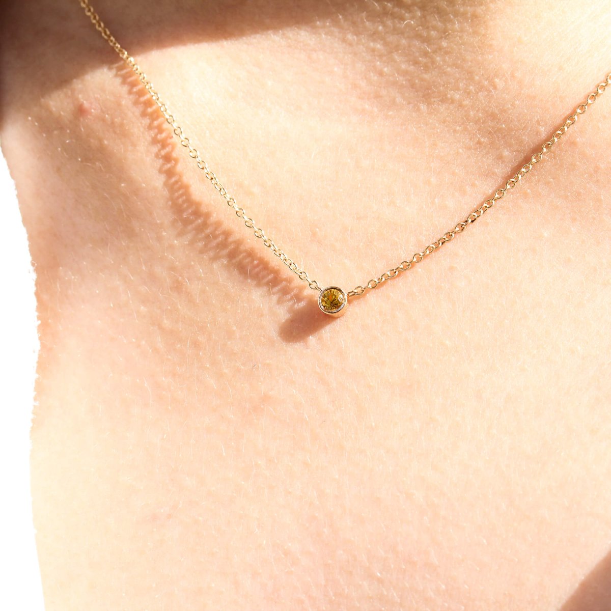 Collier élégant en or fairmined orné d'un saphir jaune au centre.