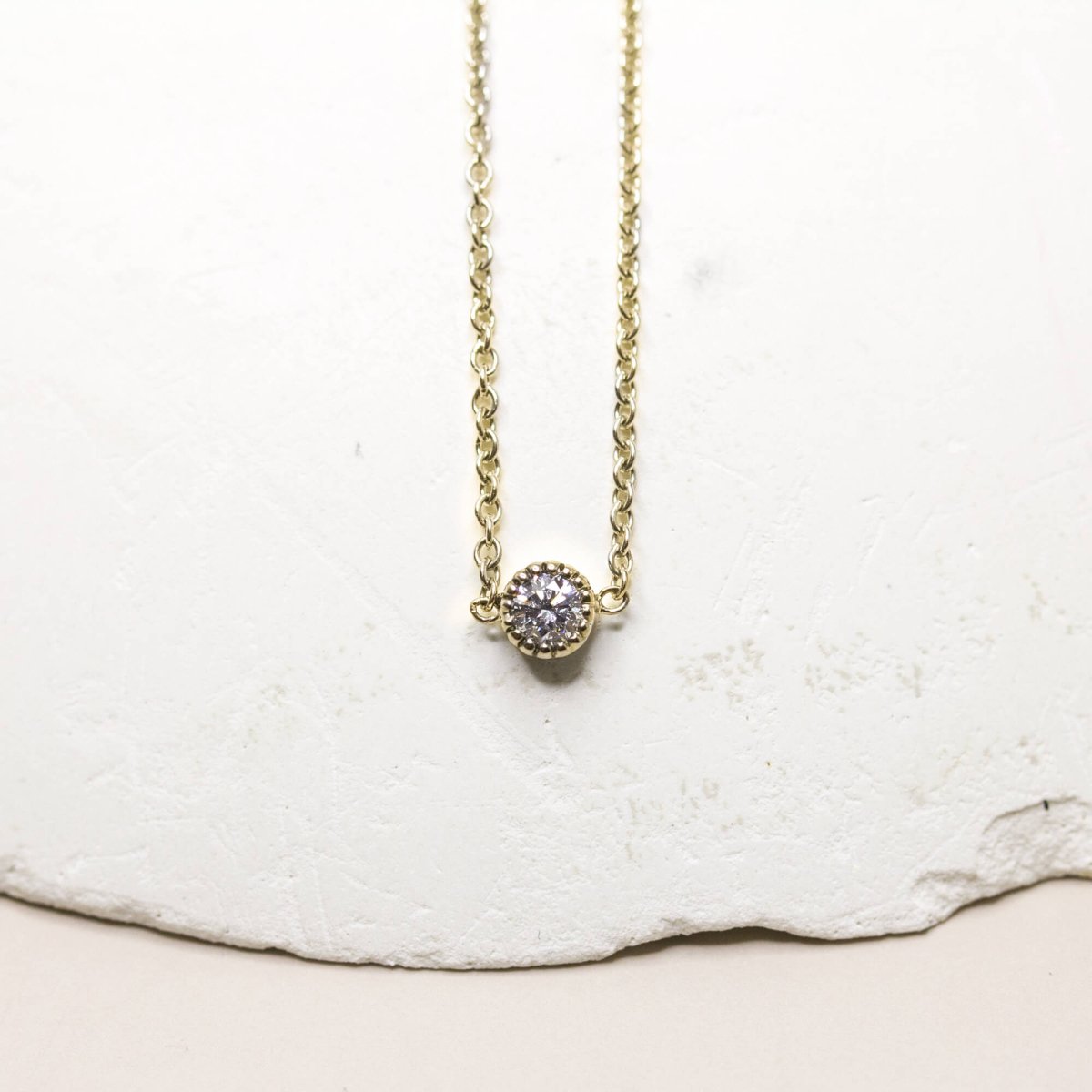 Collier en or jaune et diamant de synthèse. Fabriqué en France dans notre atelier de joaillerie à Paris.