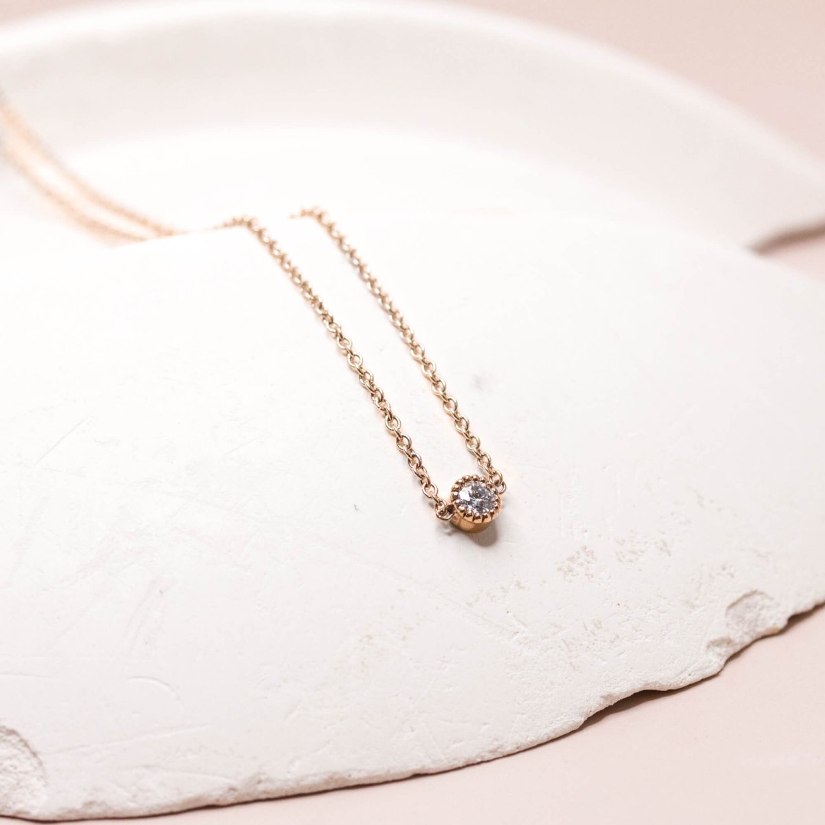 Collier orné d'un diamant et façonné en or rouge 18 carats Fairmined. Joaillerie éthique et artisanale.