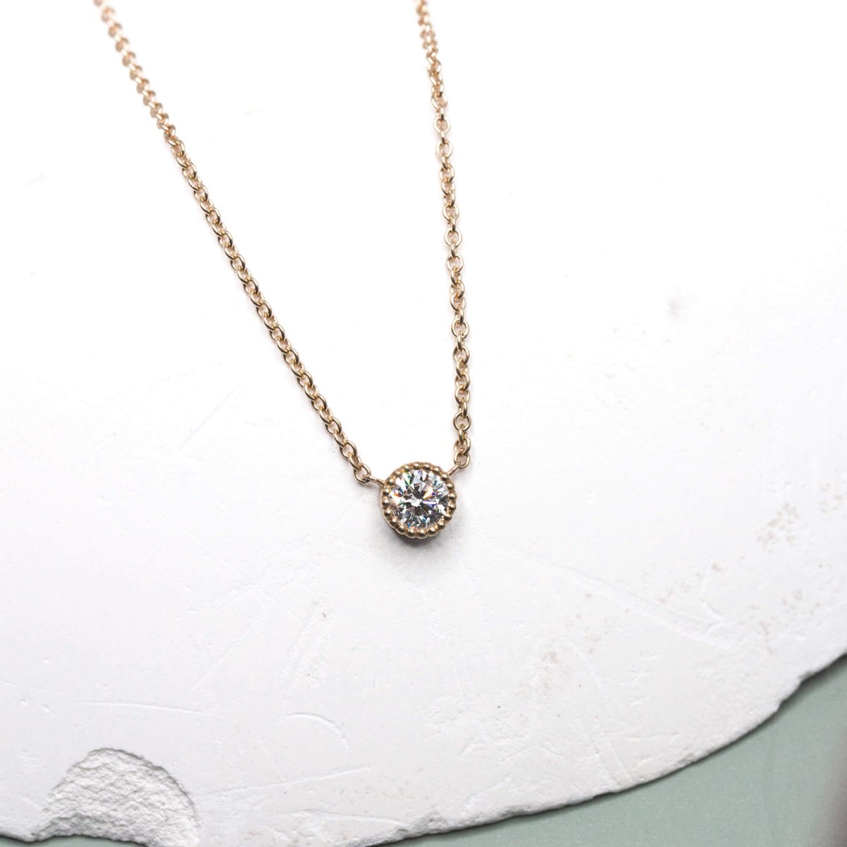 Collier Madeleine en or rose-champagne 18 carats Fairmined et orné d'un diamant de synthèse.