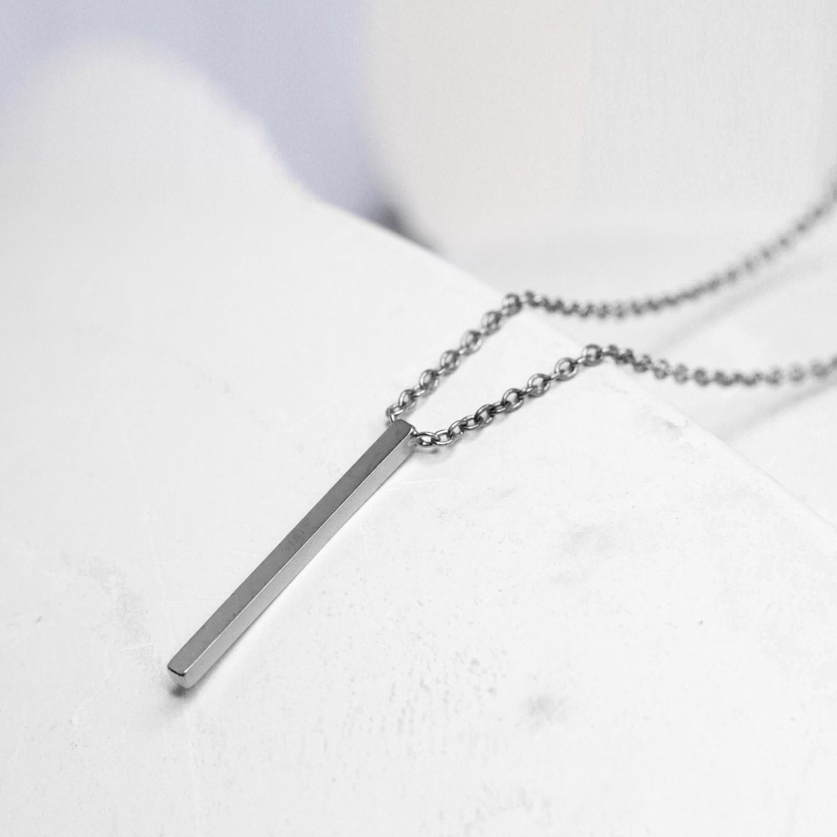 Collier personnalisé en or gris palladié éthique Fairmined. Bijouterie Paris et Lyon