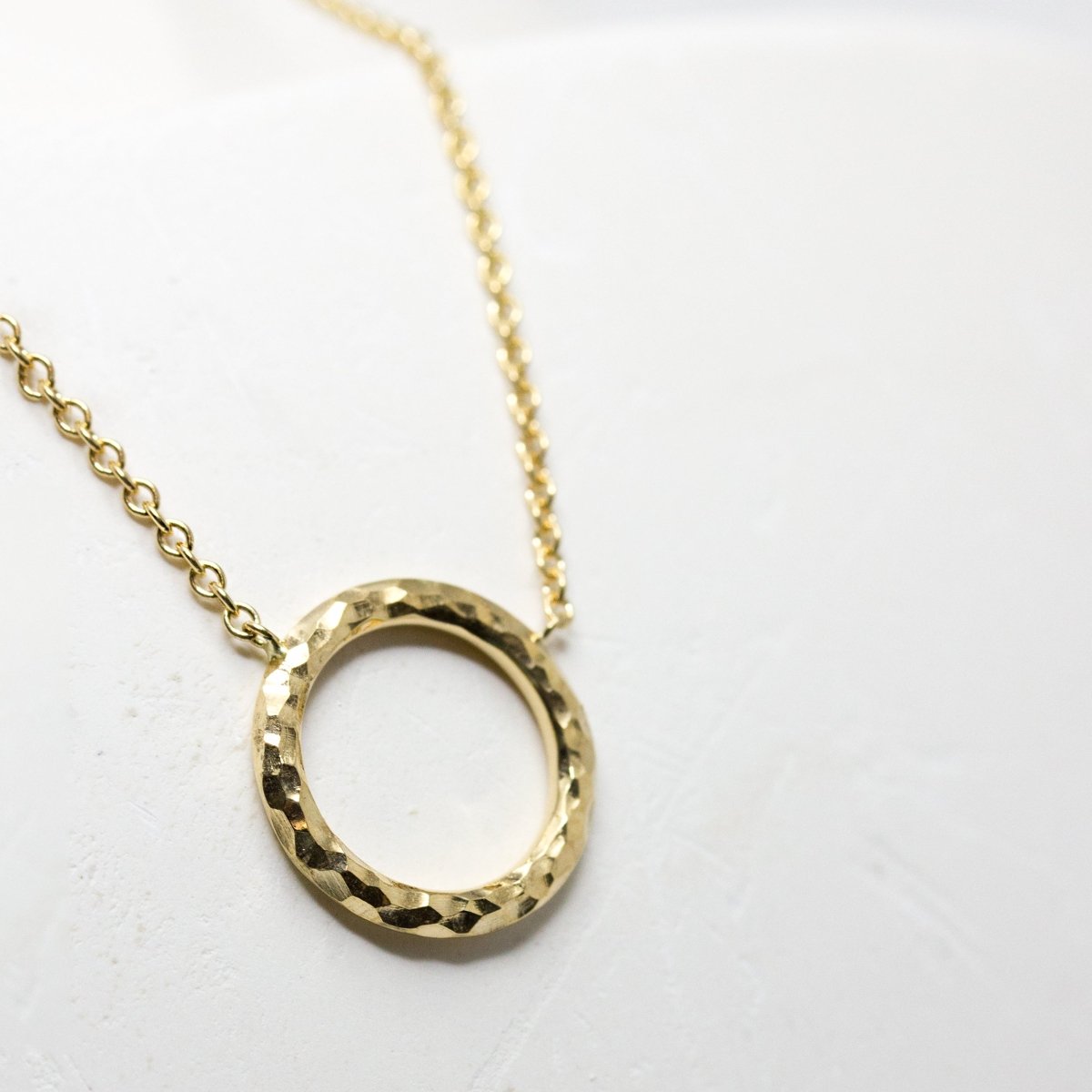 Collier en or Fairmined. Joaillerie éthique et artisanale, fabriquée en France dans notre atelier à Paris.