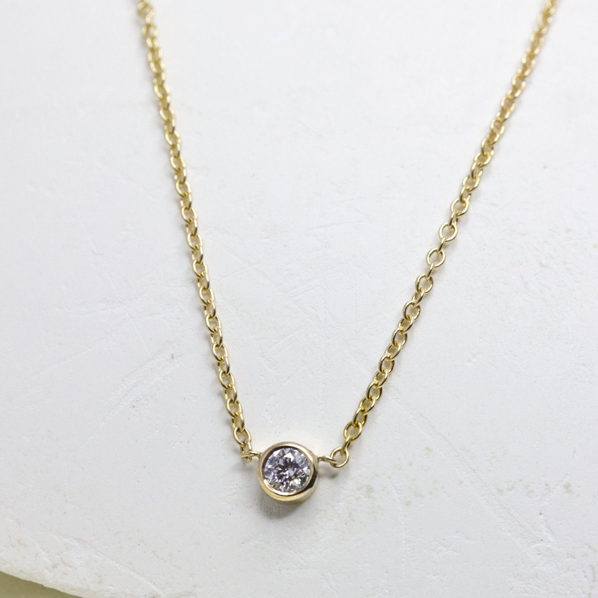 Collier en or jaune ornée d'un diamant de synthèse, fabriqué en France dans notre atelier de joaillerie.