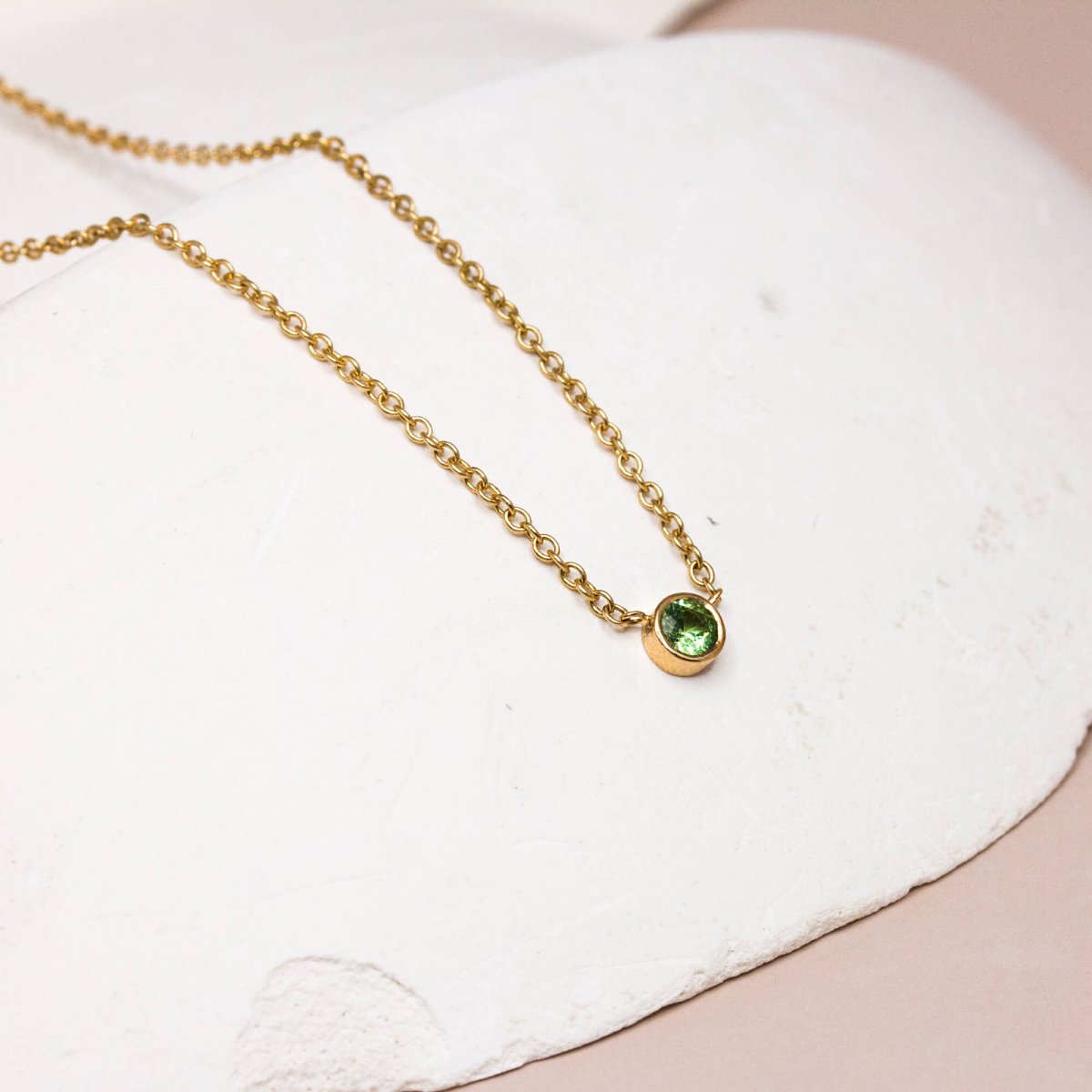 Collier Solférine en or rose-champagne 18 carats Fairmined orné d'un grenat tsavorite vert.